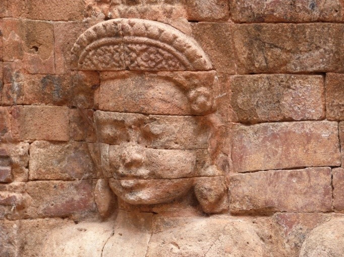 Prasat Kravan Nordturm: Lakshmi-Reliefs 