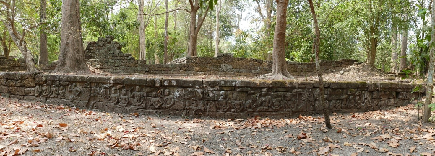 Angkor Thom – Unbekannte ummauerte Beckenanlage mit Reliefwand