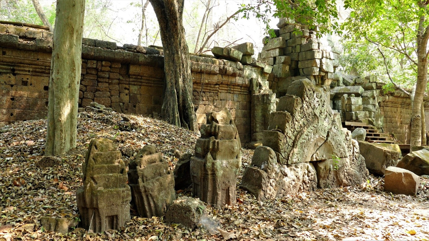 Akroterien im Bereich des Übergangs vom Baphuon Tempel in das Königspalast-Areal (Süd-Mauer)