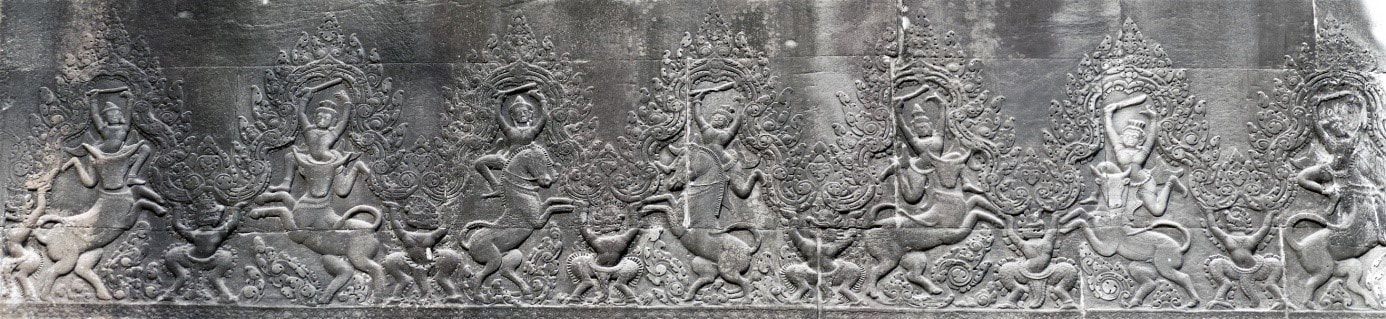 Elefanten-Tor: Relief-Schmuckband über den Fenstern der Innenseite, reitende Gottheiten