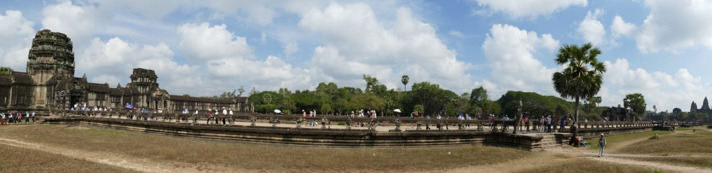 Panoramafoto v. d. Südwestecke auf West-Gopuram (links) u. Angkor Wat Tempel (ganz rechts)