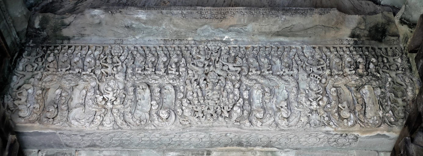 West-Gopuram, Mittelbau: figurenreicher Türsturz 