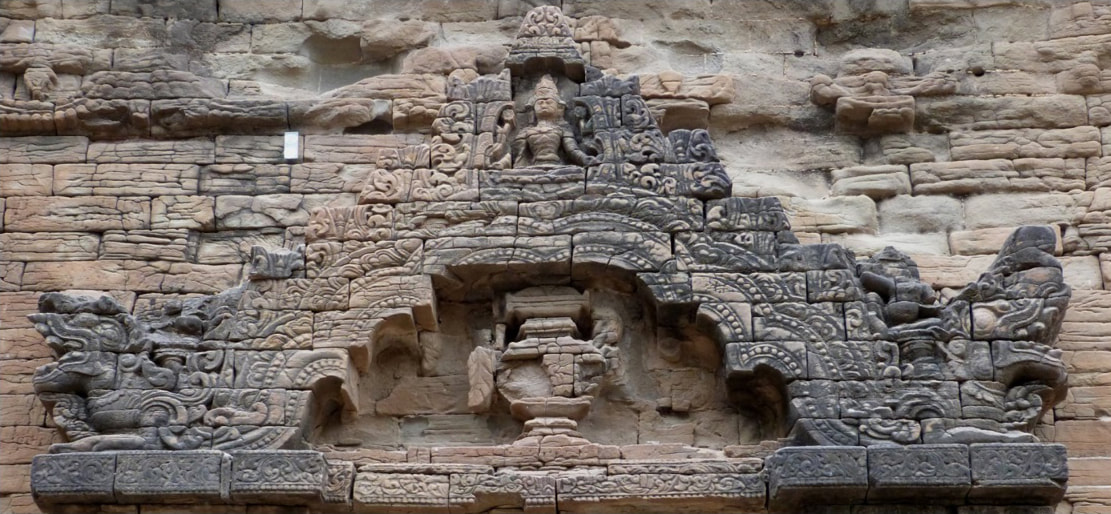 Bild 36: Nanpaya (Nr. 1239) – Tympanum über einem Fenster