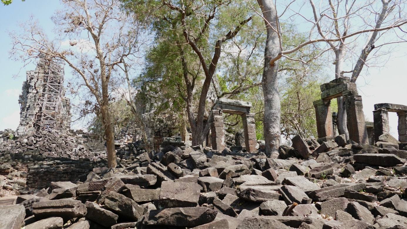 Prasat Banteay Toap: Blick von Süd-Ost, Gopuram im Bild rechts