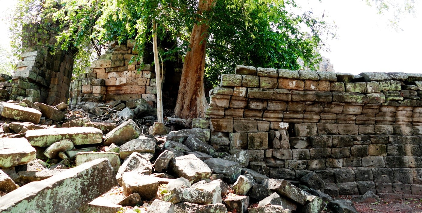 Prasat Banteay Toap: Süd-Gopuram mit Sandstein-Mauer auf Sandstein-Fundament