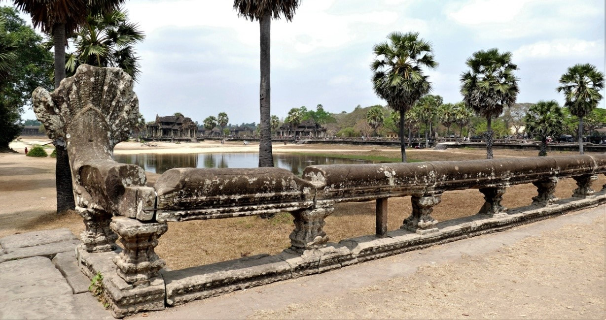 Bild 29: Angkor Wat Naga-Balustrade mit Balustern, Blick von Süd-Ost über das  südliche Becken auf die Bibliotheken im westlichen Tempelbereich