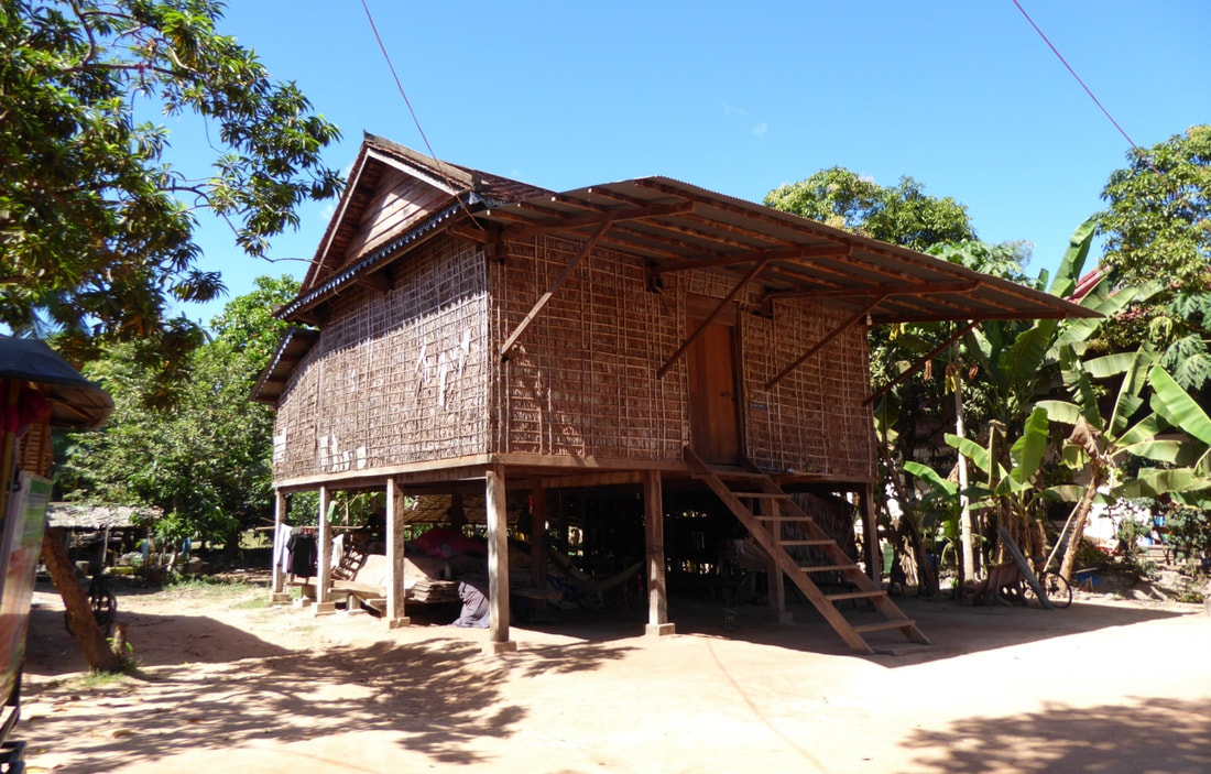 Neugebautes Bauernhaus am Weg zum Prasat Leak Neang (nördlich vom Phnom Bok) (VJ)