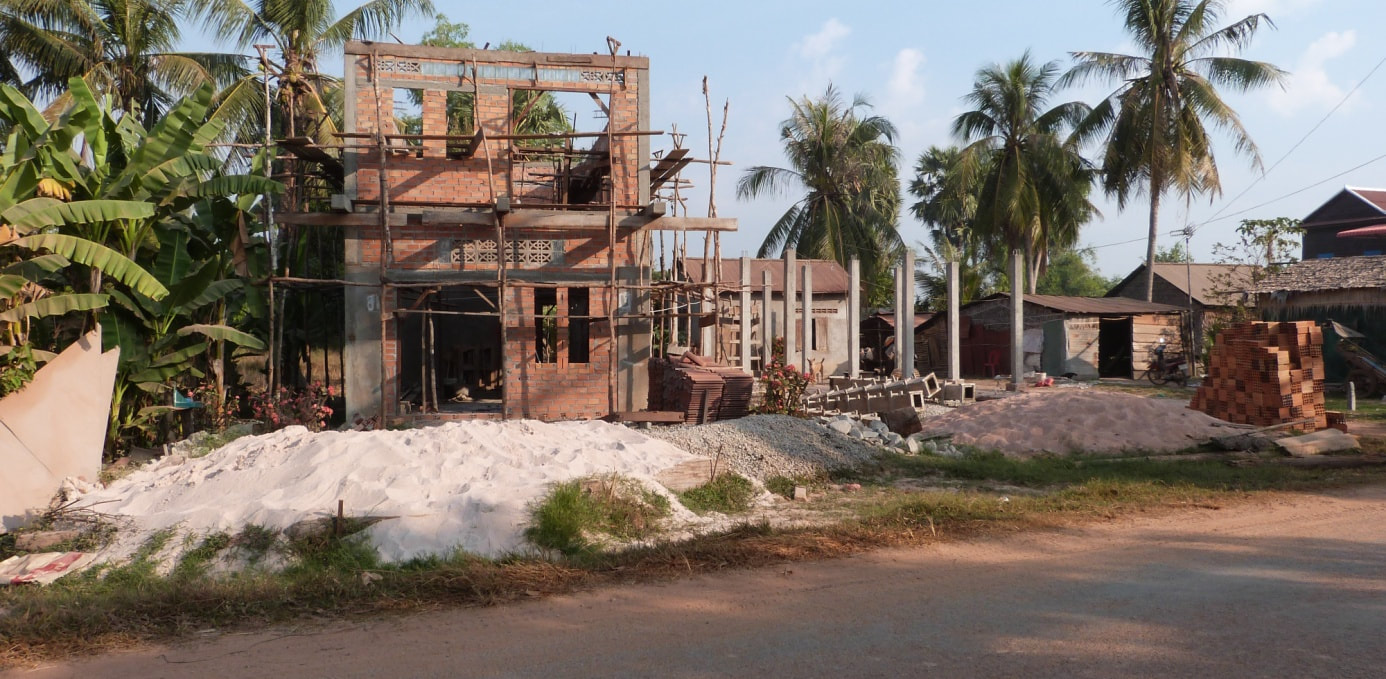Im Bau befindliche Häuser an der Zufahrtsstraße zum Prasat Banteay Ampil (GS)