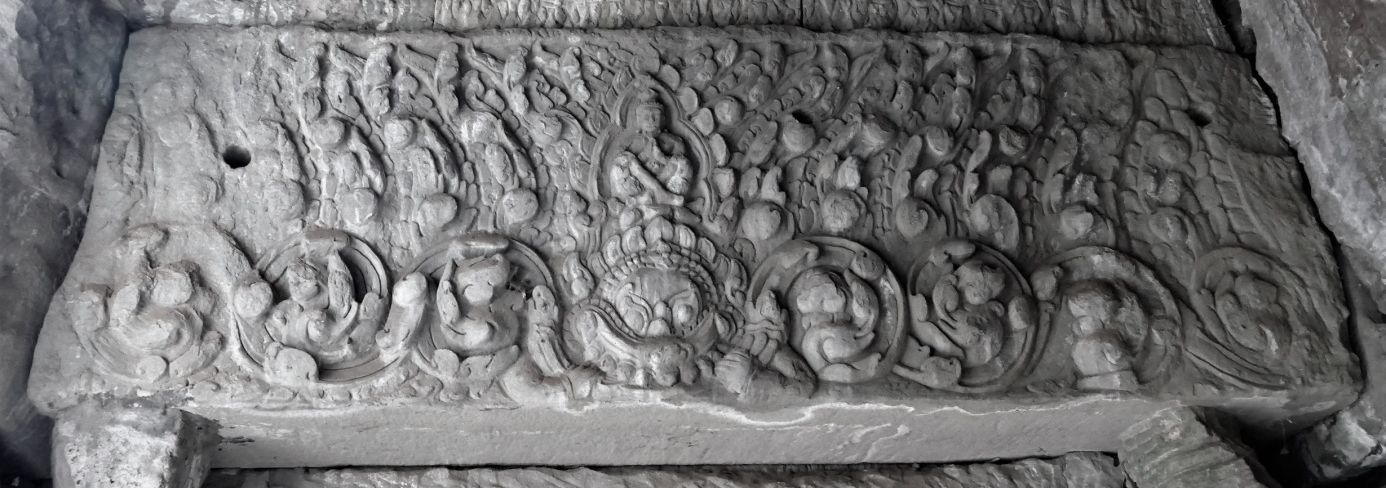 Bild 7: Türsturz mit Kala und Buddha/Vishnu