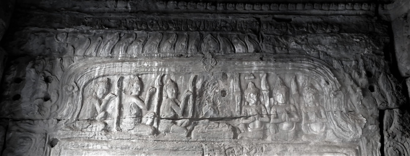 Bild 8.1: gestauchtes Tympanum mit sechs Betenden