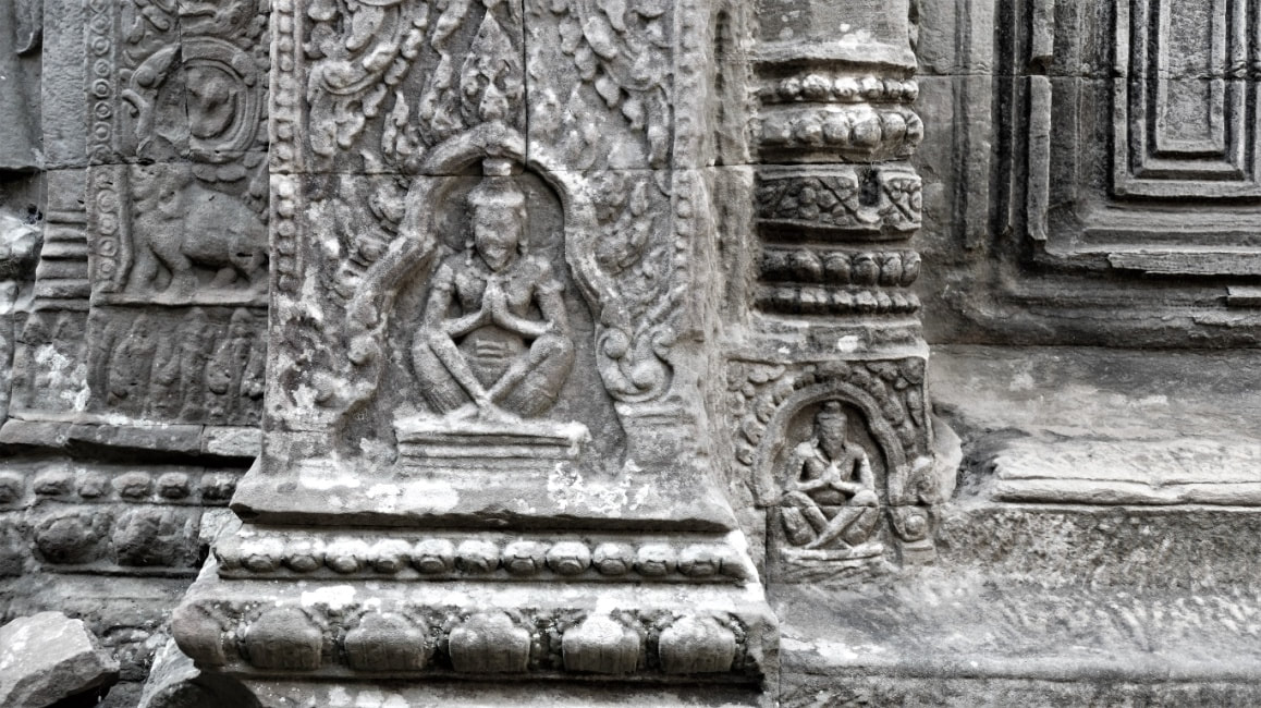 Bild 11: Betende Männer an Pilaster und Säulenbasis neben Scheintür