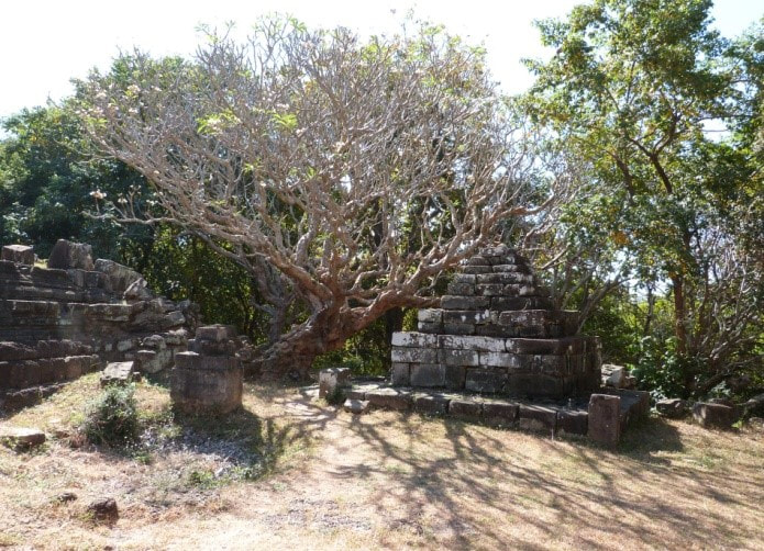 auf dem Hügel von Khmer Tempel Chaw Srei Vibol bei Angkor