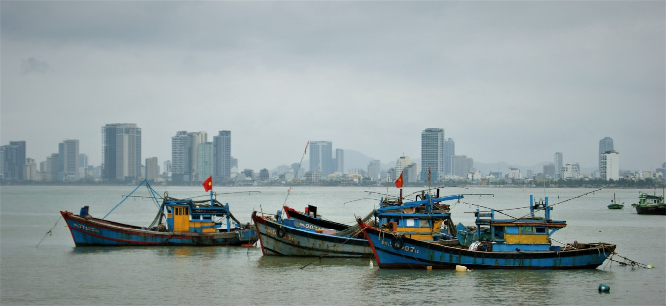 Fischereihafen Da Nang vor Stadtsilhouette