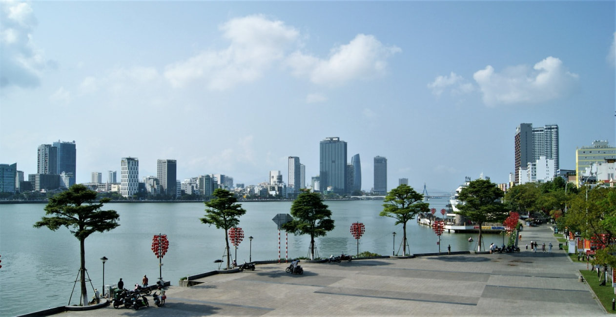 Han River – Blick vom Ostufer auf die westliche Skyline der Stadt Da Nang 