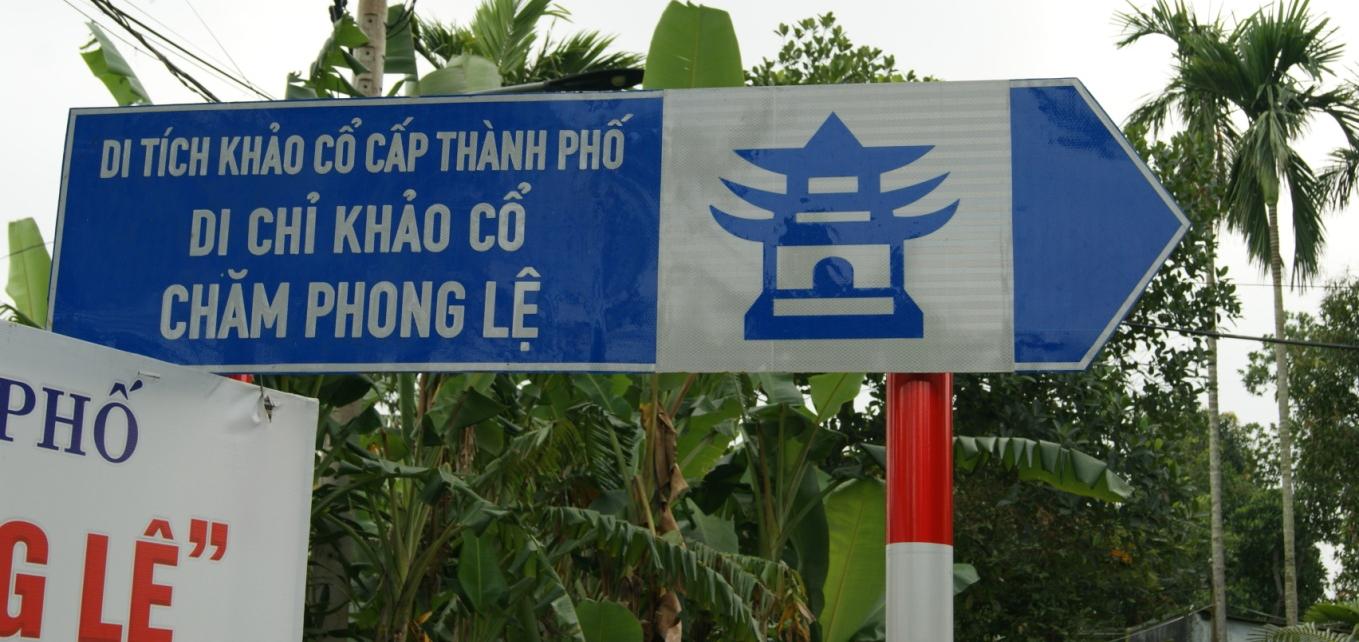 Bild 1: Wegweiser zur Ausgrabungsstätte PHONG LE