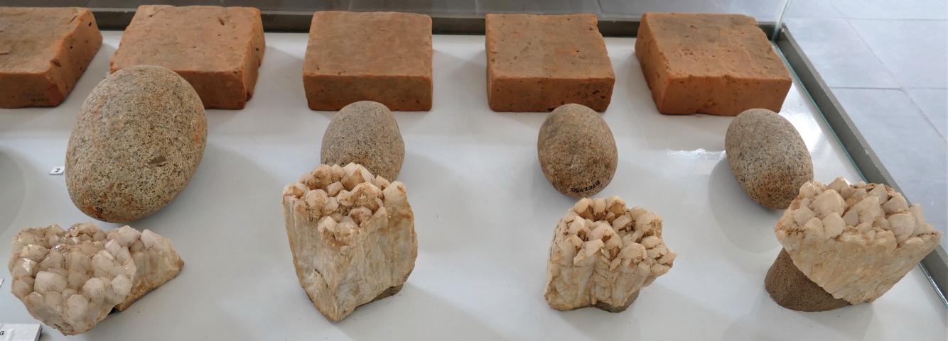 Bild 8.5: Cham Museum Da Nang – Ziegelsteine, Rundsteine und Quarzsteine  aus Quá Kiáng 