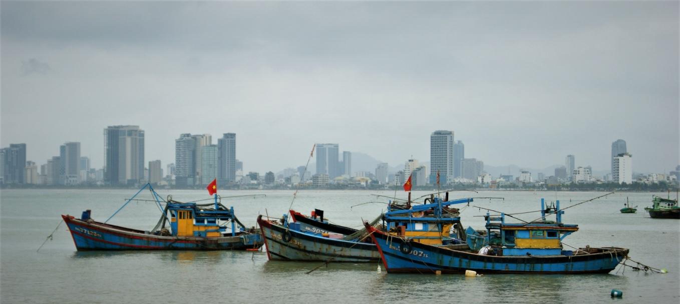 Fischerboote vor der Skyline von Da Nang