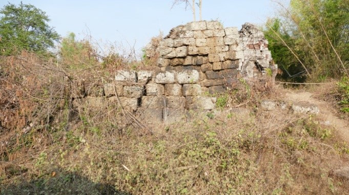 Daun Troung Tempel: fensterloser Laterit-Bau im Südost-Bereich