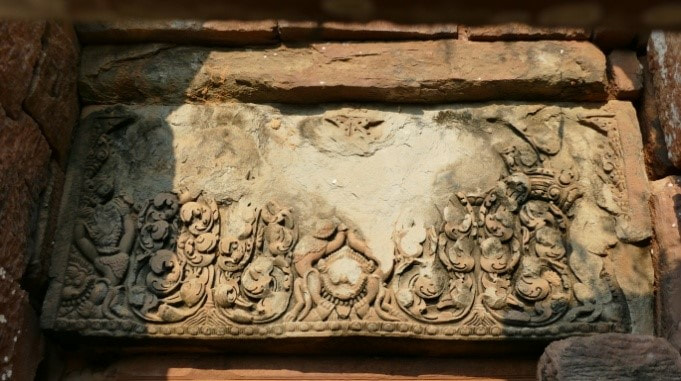Daun Troung Tempel: stark beschädigter Lintel und Naga-Finial