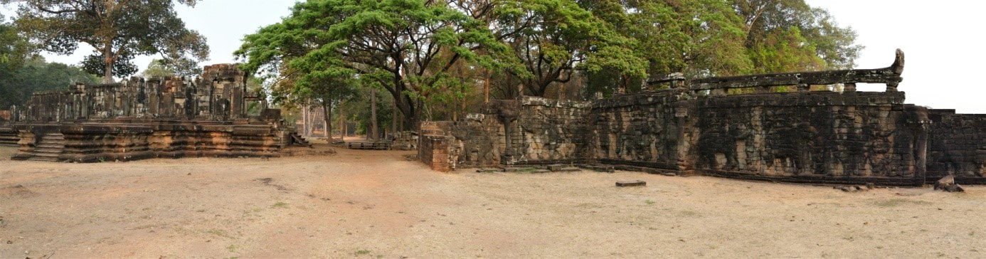 Bild 1: Ost-Gopuram Baphuon Tempel (links) und südliche Elefantenterrasse (rechts)