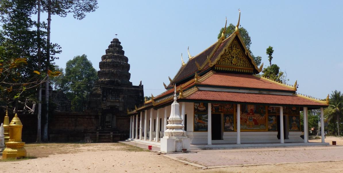 Wat Athvear – moderne Tempelhalle (Vihara) vor dem Athvear Tempel