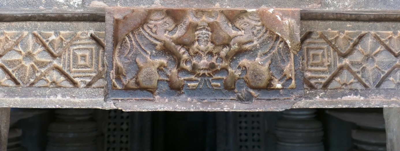 Gajalakshmi-Bildwerke über Tempelzugängen in Aihole 
