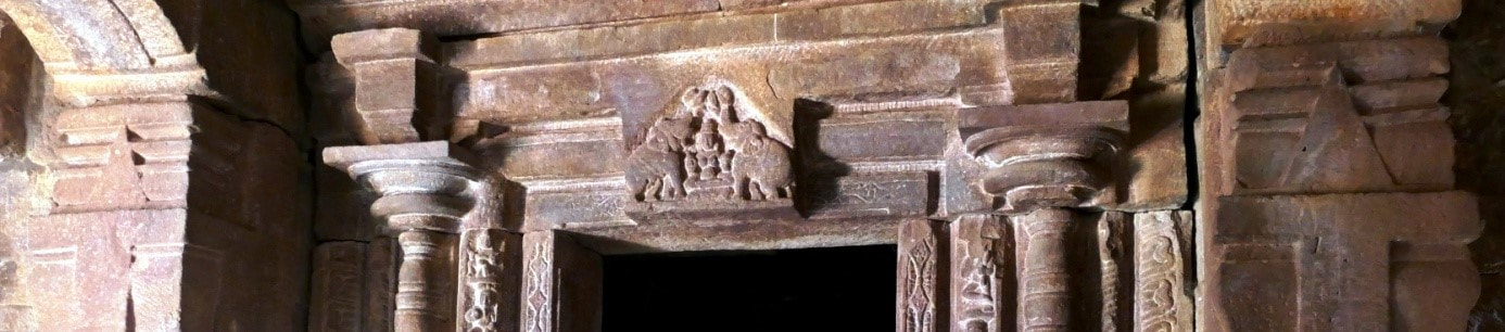 Gajalakshmi-Bildwerke über Tempelzugängen in Aihole 
