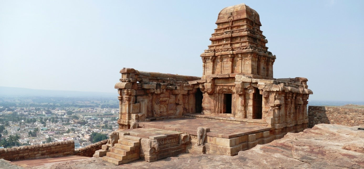 Bild 2: BADAMI – Oberer Shivalaya Tempel (erbaut um 640 n. Chr.)
