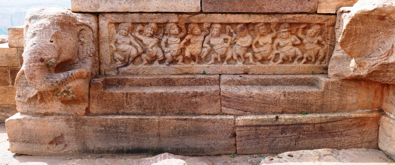 Foto 3: BADAMI Oberer Shivalaya Tempel – GANA-Fries (nördliche Stufenwange)