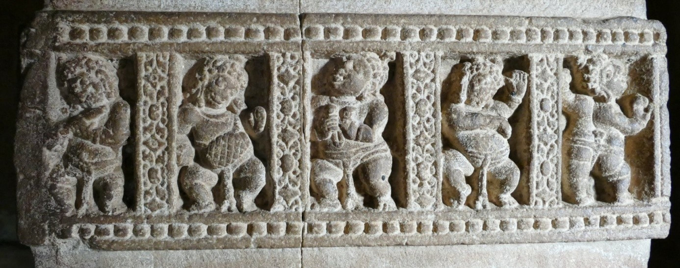 Foto 12: AIHOLE Durga Tempel – GANA-Musikergruppe, Zierelement um eine quadratische Säule