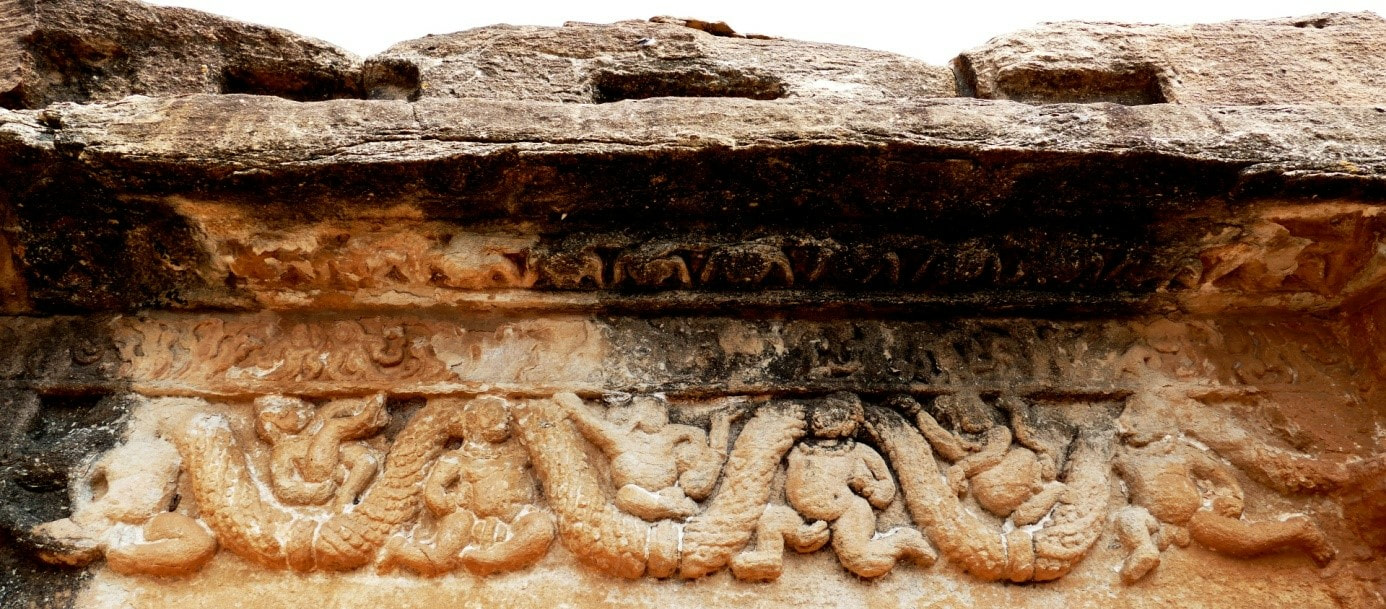 Foto 13: AIHOLE – Dekorative Zierkante unter dem Dachvorsprung eines Tempels 