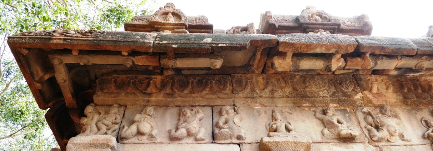Foto 14: PATTADAKAL – Wandabschluss an der Gopura des Virupaksha Tempels