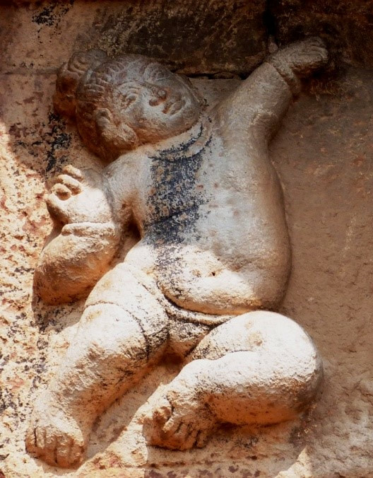 Foto 16: PATTADAKAL – Einzelner GANA an der Außenwand der Gopura des Virupaksha Tempel 