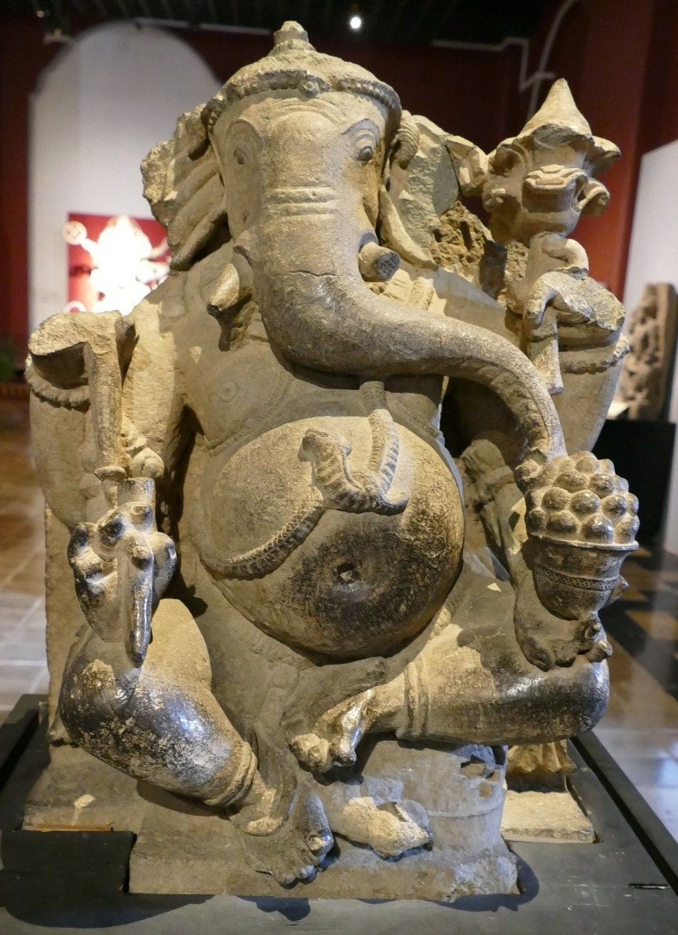 Bild 1: GANESHA aus Jondhali Baug in Thane (Basalt, 11.Jh.n.Chr.) Mumbai: Chhatrapati Shivaji Maharaj Vastu Sangrahalaya  (ehemals Prince of Wales Museum)