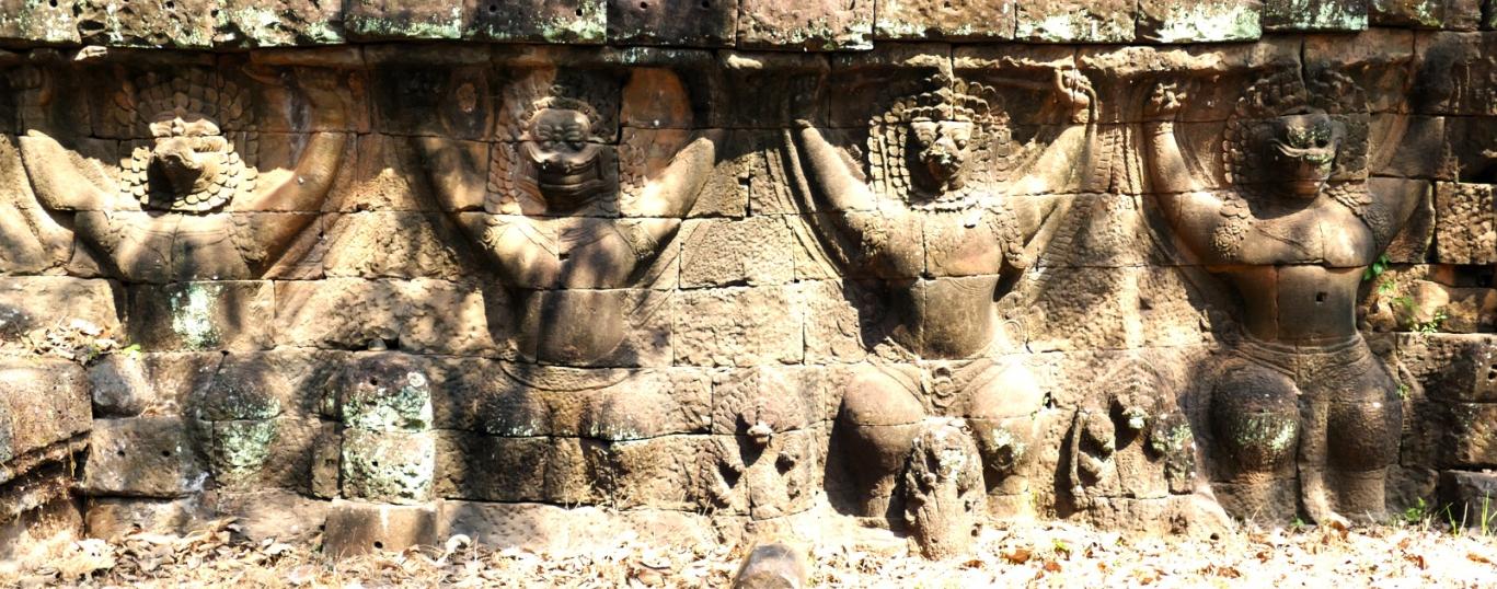 Seitenwand mit Garuda und Narasimha am Steg zum Phimeanakas-Ost-Gopuram