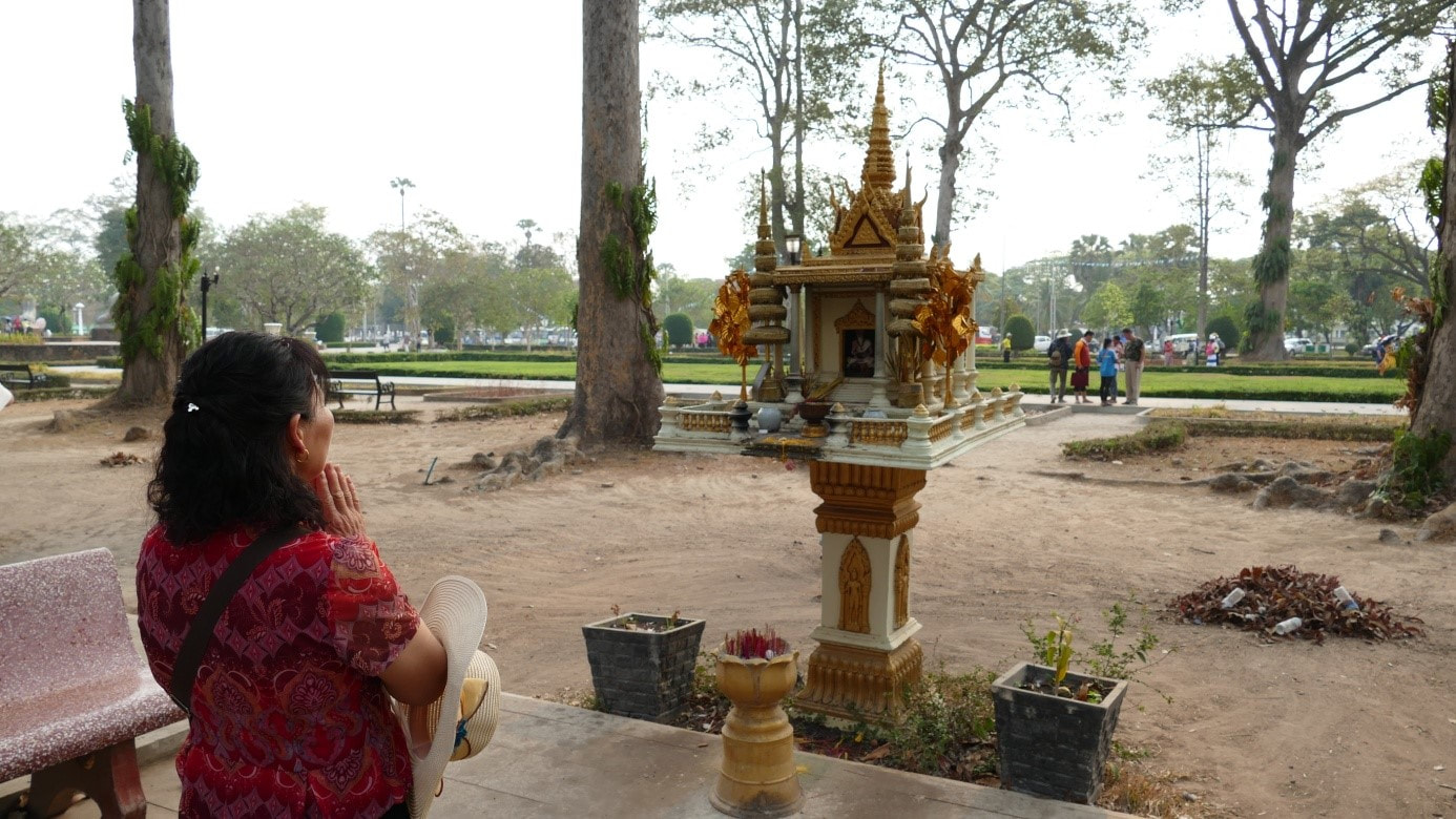Bild 26: Geisterhaus vor dem Preah Ang Chek Preah Ang Chorm Schrein in Siem Reap