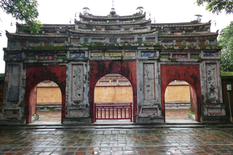 Tor und Geisterblende zum Phung Tien Tempel 