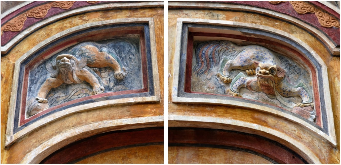 Reliefs an der Geisterblende vor dem Phung Tien Tempel – bemalte Löwen 