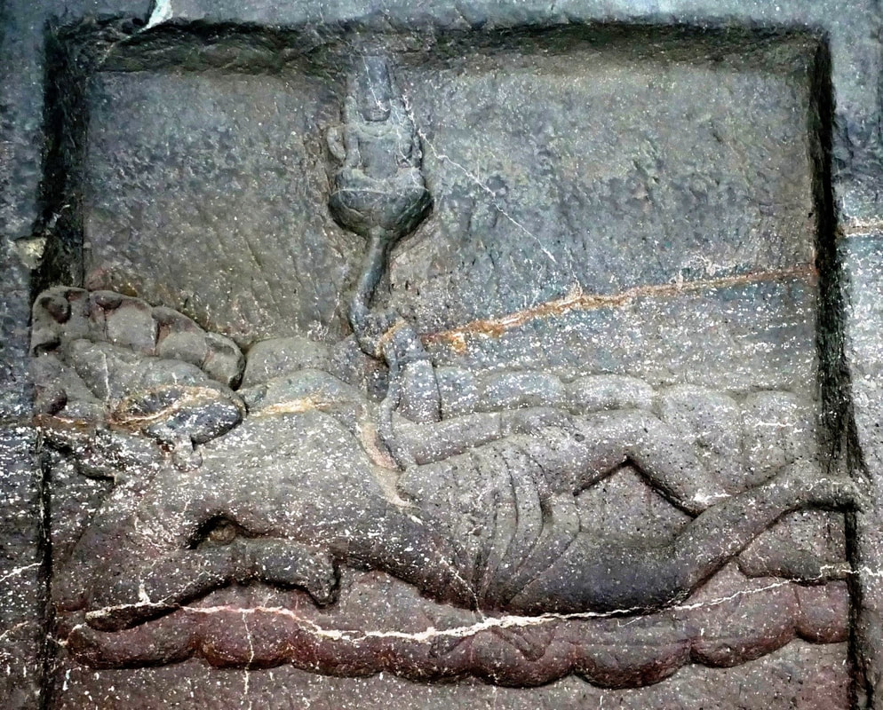 Ellora (Maharashtra) Kailasha Tempel äußere Galerie: VISHNU auf SHESHA