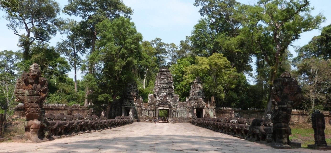 Preah Khan Tempel: baugleiche Götter/Dämonen-Balustrade vor dem Westeingang 