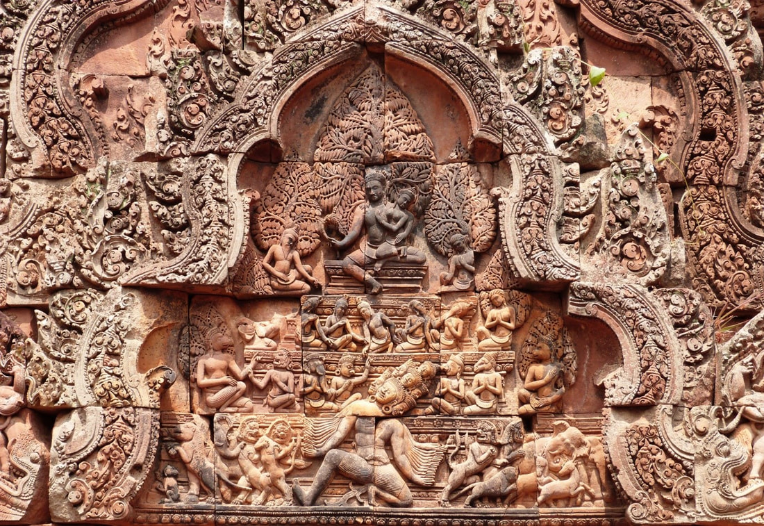 Tympanon am Banteay Srei Tempel in Kambodscha: Ravana schüttelt den Berg Kailash