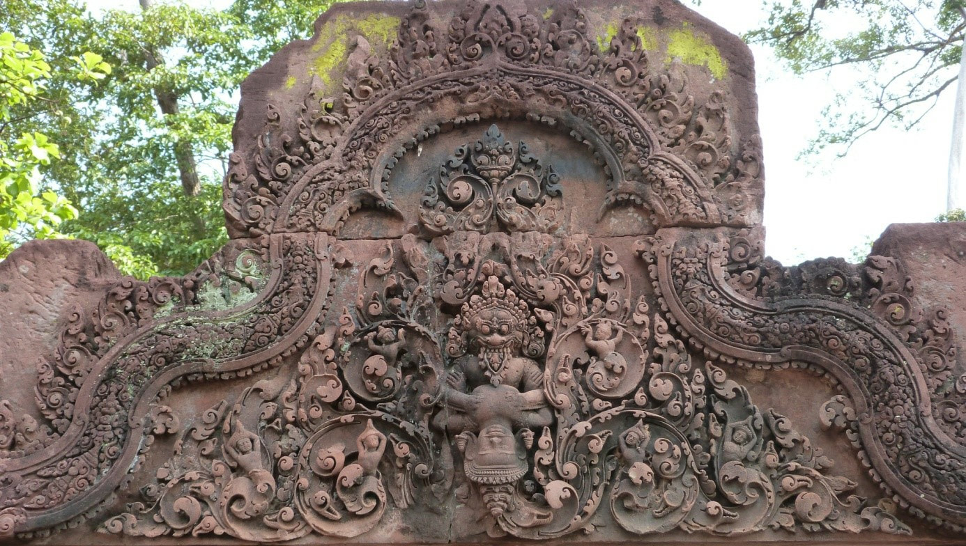 Bild 13: KALI und BHAIRAVA – Tympanon im Banteay Srei Tempel in Kambodscha 