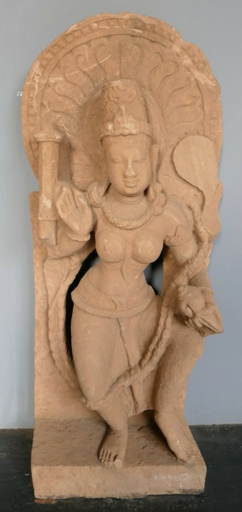 Bild 18: VAISHNAVI aus Madhya Pradesh 8.Jh. CSMVS Mumbai  VAISHNAVI – ihr Name kündet von der Zugehörigkeit zum Gott Vishnu.