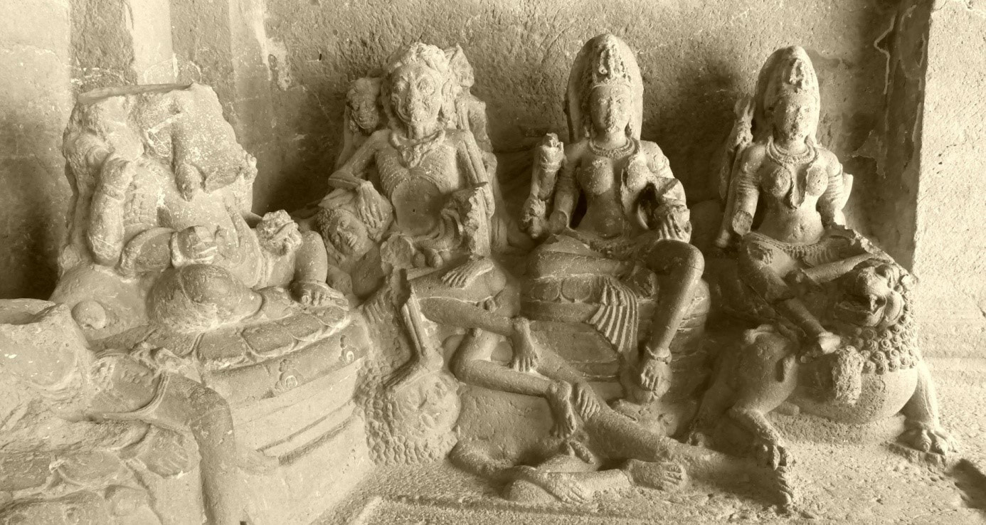 Bild 27: SAPTA MATRIKA – Kailasha Tempel in Ellora – Links im Bild sitzt Ganesha, neben ihm CHAMUNDI, in der Mitte KALI, rechts DURGA und ihr Löwe.  