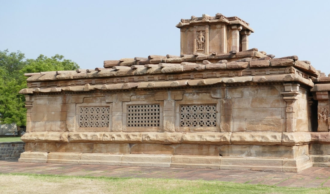 Bild 1: AIHOLE Lad Khan Tempel: Seitenwand mit drei JALI im Rechteckformat
