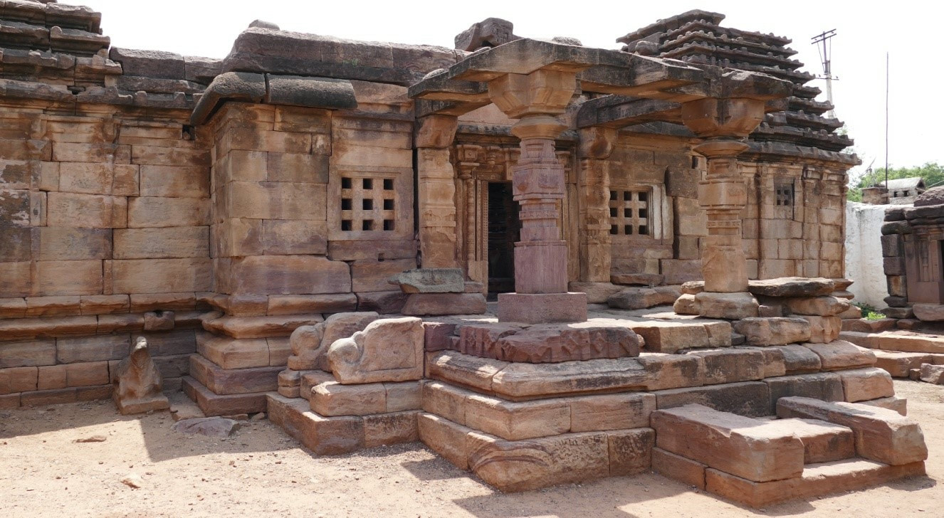 Bild 11: AIHOLE Thryambakeshwara Tempel: JALI, neunfach kariert gegliedert