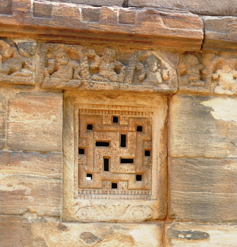 Bild 18: PATTADAKAL Kaddasiddeswara (Kadsideshwar) Tempel: JALI mit Swastika-Motiv