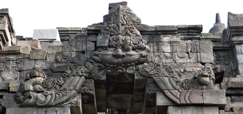 Bild 5: Candi Borobudur – Torbau (Kraggewölbe) mit Kirtimukha und Makara 