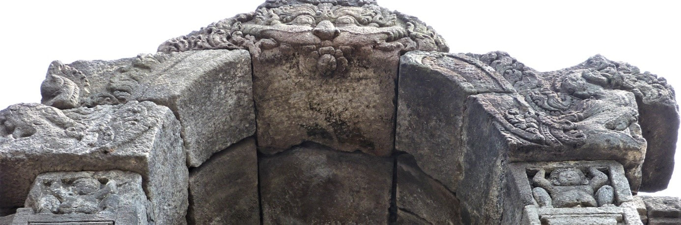 Bild 6: Candi Borobudur – Rundbogen einer Buddha-Nische
