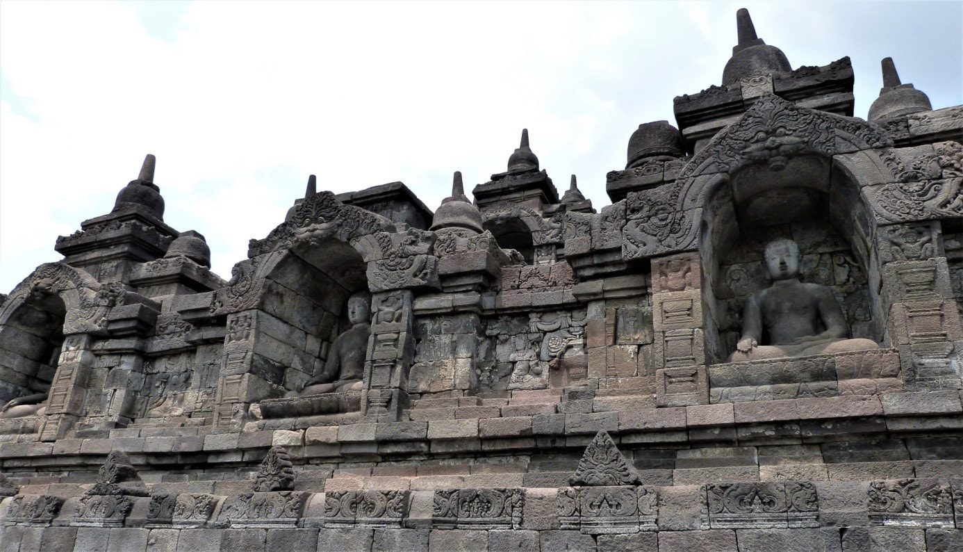 Bild 7: Candi Borobudur – Buddha-Nischen